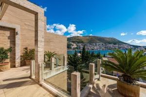 Prestigious Penthouse with 3BR, Pool and Coastal Views