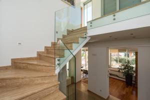 Prestigious Penthouse with 3BR, Pool and Coastal Views