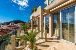 Prestigious Penthouse with 3BR, Pool and Coastal Views