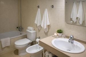 Apartamento Santa Cristina & Bright 2BR with Balcony, Pool & Garden View- Fenals