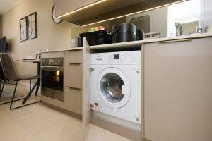 ONE ROSEBANK 177 Exec Apartment