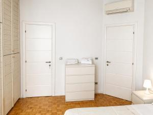 Ampio ed elegante appartamento di 100 mq, 2 bagni, fino a 6 Ospiti vicino a centro, stazione e fiera