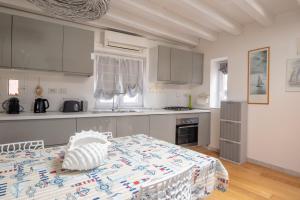 Bright Sea-View Apartment on Two Floors in Lerici, up to 4 Guests