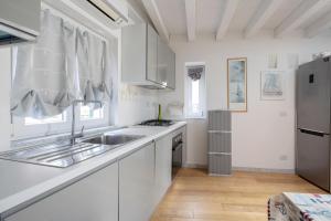Bright Sea-View Apartment on Two Floors in Lerici, up to 4 Guests