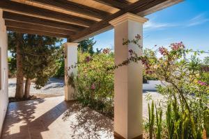 8 Guests Large Villa near Bossa Beaches & Airport