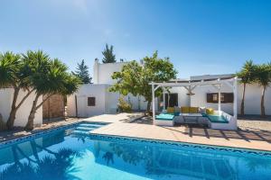 8 Guests Large Villa near Bossa Beaches & Airport