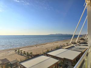 Beachfront- Sea View Holiday Home 105