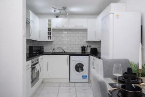 Spacious 1 Bed Apartment Retreat - Private Parking