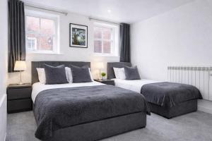 Spacious 1 Bed Apartment Retreat - Private Parking