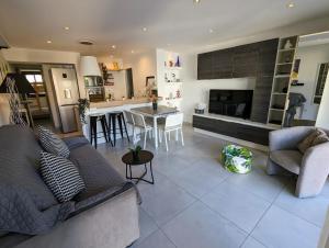 Sol-y-Days California, Superbe appartement rénové en RDC avec Parking, belle terrasse ombragée, à 200m de la plage
