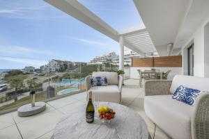 Bright and modern apartment with sea views