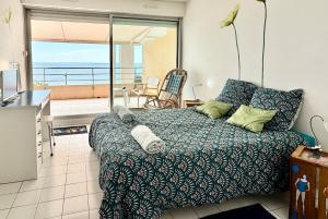 Evasion face a la mer avec piscine et parking