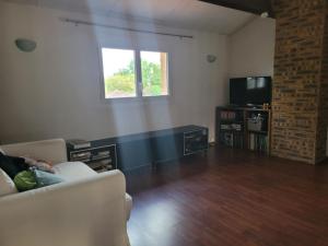 Large quiet house with pool