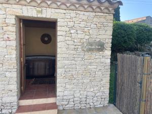 La Chambre Haute, spa et jardin extérieur à Nîmes