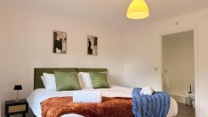Bright and spacious 4-bedroom Cambridge home with parking for up to 7 guests
