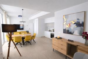 Sunny Waves & Coast 2 Apts, 6BR, AC & Heated POOL