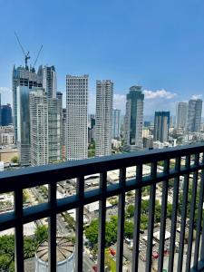 Fame Residences 1BR Condo Smart TV with Netflix