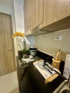 Fame Residences 1BR Condo Smart TV with Netflix