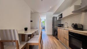 Depto Nayla - Studio en macrocentro para 2 personas con balcon - Hola Sur