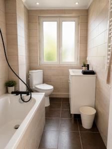 Family home with indoor pool & spa sleeps 22
