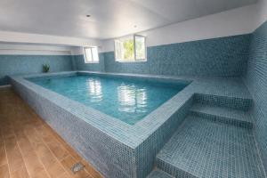Family home with indoor pool & spa sleeps 22