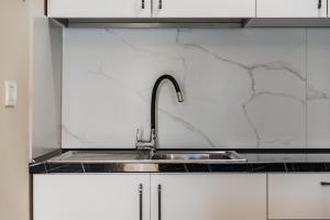 Sun & Sea Apartment Durrës Waterfront by PikHost