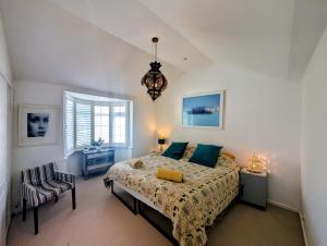 Central Cute Garden Cottage Close to Town & Beach
