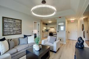 The Saint Hotel: Boutique Suite Near Overland Park