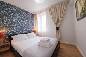 Lux Apartment Art