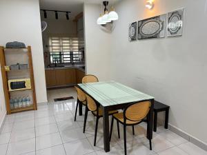 AliffBaTa Homestay Teluk Senangin Lumut 4BR Family Stay