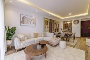 Luxury 10th-Flr Brookside Stay Expressway Views