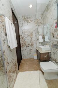 Luxury 10th-Flr Brookside Stay Expressway Views