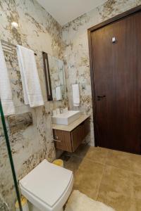 Luxury 10th-Flr Brookside Stay Expressway Views