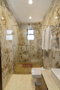 Luxury 10th-Flr Brookside Stay Expressway Views