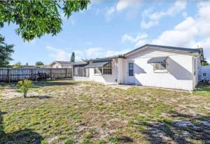 Modern and Cozy 2 & 2 - Only 5 Minutes From The Beach