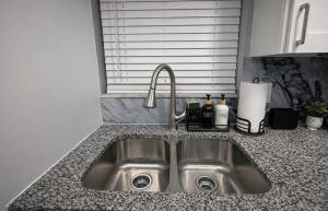 Modern and Cozy 2 & 2 - Only 5 Minutes From The Beach