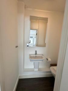Cosy modern 2 bedroom apartment Ealing London