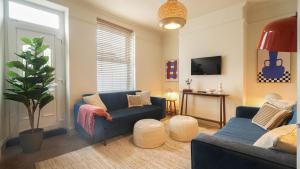 Stylish 4-Bed Home with Free Parking in Crookes