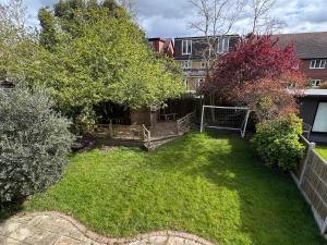 Spacious 4 Bed Home near Elizabeth Line, great for Contractors, Families, Groups & Insurance stays