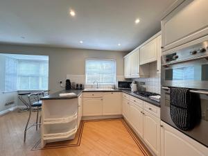 Spacious 4 Bed Home near Elizabeth Line, great for Contractors, Families, Groups & Insurance stays