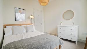 Stylish 4-Bed Home with Free Parking in Crookes