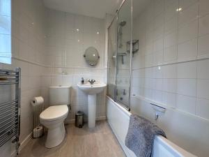 Spacious 4 Bed Home near Elizabeth Line, great for Contractors, Families, Groups & Insurance stays