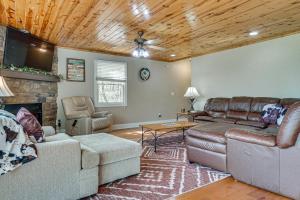 Luxe Helen Gem with Hot Tub and Pool Access
