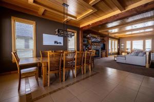 The Trail House 7BR Sleeps 18 Spacious Retreat