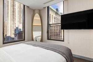 The Vibe on 5th XV Vibe 8764