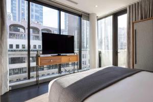 The Vibe on 5th XIV Vibe 8763