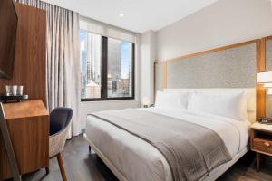 The Vibe on 5th V Vibe 8754