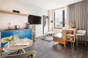 The Vibe on 5th V Vibe 8754