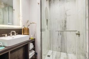 The Vibe on 5th V Vibe 8754