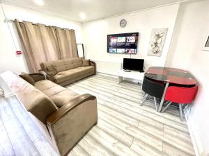 2 Bedrooms Ground floor House, Kitchen, Reception and Private Garden, Parking